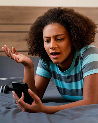 Una ragazza che esprime shock e confusione