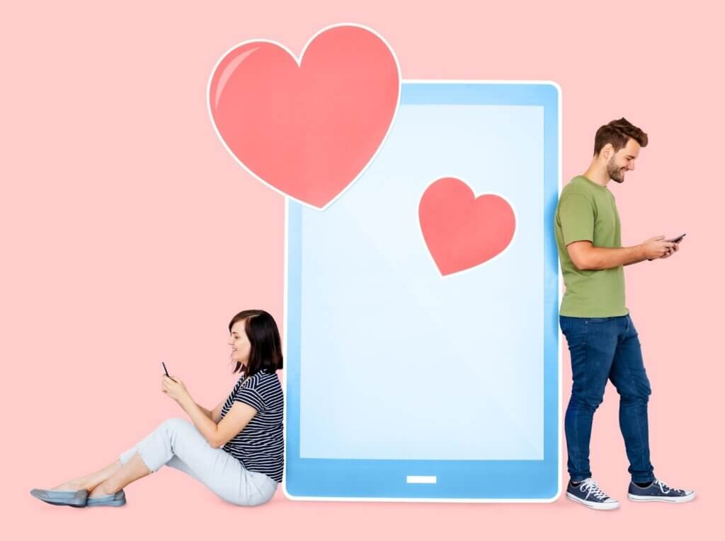 un couple qui s'envoie des SMS