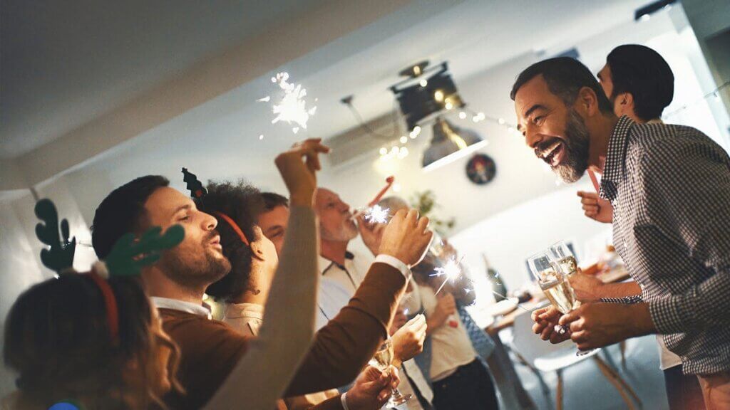 Um grupo de pessoas ergueu seus copos para celebrar o Ano Novo.