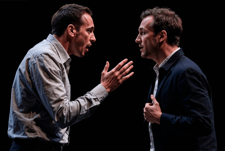 Des exemples de dialogues pour confronter un ami qui vous a trahi